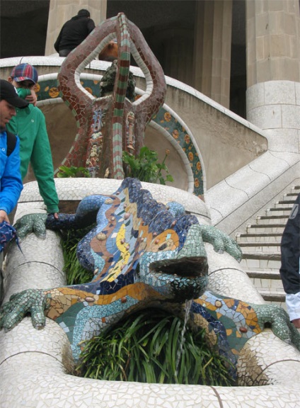 Park Guell din Barcelona, ​​o bancă anatomică a lui Antonio Gaudi