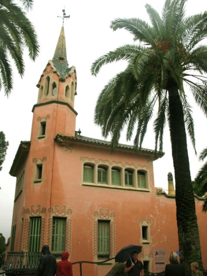 Park Guell din Barcelona, ​​o bancă anatomică a lui Antonio Gaudi