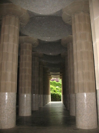 Park Guell din Barcelona, ​​o bancă anatomică a lui Antonio Gaudi