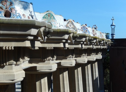 Park Guell în banca din mozaic din Barcelona și casele de turtă dulce Gaudi