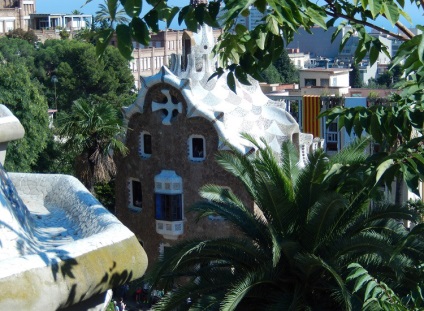 Park Guell în banca din mozaic din Barcelona și casele de turtă dulce Gaudi