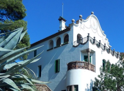 Park Guell în banca din mozaic din Barcelona și casele de turtă dulce Gaudi