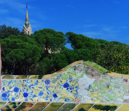 Park Guell în banca din mozaic din Barcelona și casele de turtă dulce Gaudi