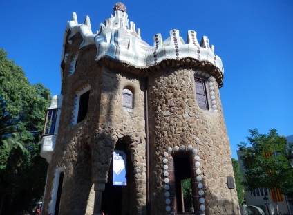 Park Guell în banca din mozaic din Barcelona și casele de turtă dulce Gaudi