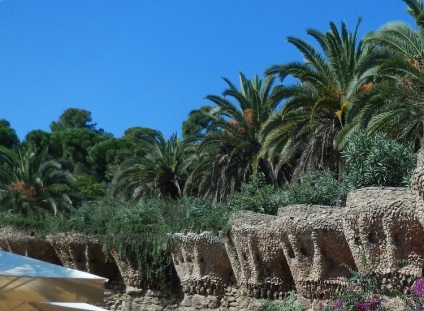 Park Guell în banca din mozaic din Barcelona și casele de turtă dulce Gaudi