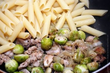 Paste cu legume și pui - Varză de Bruxelles și roșii