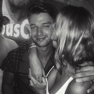 Patrick Schwarzenegger és barátnője, abbie bajnok, egy romantikus fényképet, pletykát osztanak meg