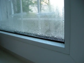 A műanyag ablakok verejtékezik a túlzott nedvességtől, egyszerűen ezzel a problémával