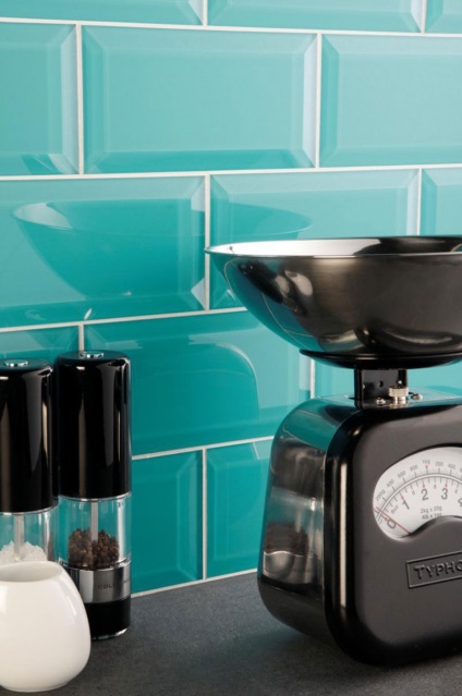 Placi ceramice verde bej țiglă pe șorț de bucătărie în interiorul baie, stil și
