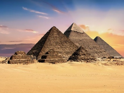 Este adevărat că piramidele egiptene au fost construite de străini