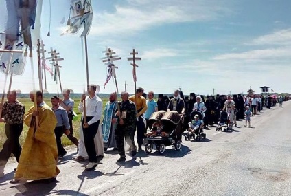 Procesiunea religioasă ortodoxă sa întâlnit și a atacat psihologic sectorul drept (a fost adăugat videoclipul)