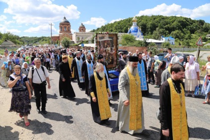 Procesiunea religioasă ortodoxă sa întâlnit și a atacat psihologic sectorul drept (a fost adăugat videoclipul)