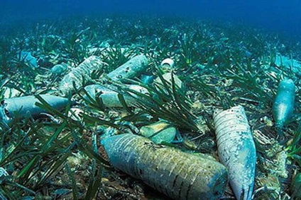 Problema poluării oceanelor - desenarea unui simbol al unei fotografii - poluarea fotografiei apei oceane mondiale