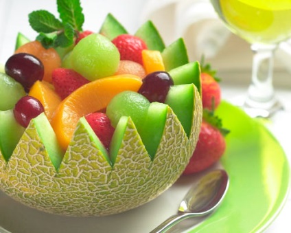 Rețete de salate de fructe pentru copii mici și mari