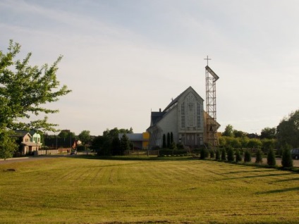 Rózsaszín katolikus temploma a Ragyogó Királynő királynőjének Salaspilében