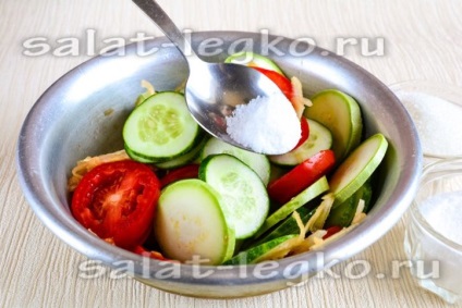 Salata cu dovlecei, roșii și castraveți pentru rețeta de iarnă cu o fotografie