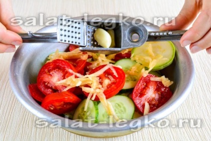 Salata cu dovlecei, roșii și castraveți pentru rețeta de iarnă cu o fotografie