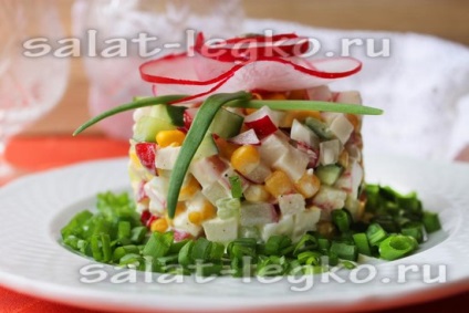 Salata cu bastoane de crab, castravete si ridiche