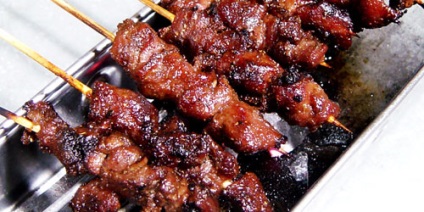 Skewers de carne de porc pe ceai