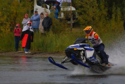 Snowmobile pe apă, plimbare cu snowmobilul pe apă, moscow, quadrodark