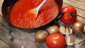 Sauce paradicsompüré pizza, grill és spagetti recept, hogyan kell főzni