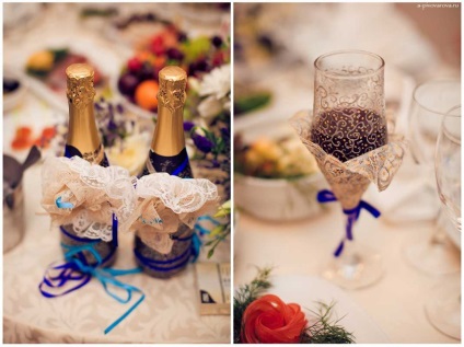 Decorare de nunta in culoarea albastra a sticlelor de sampanie pentru cuplul de nunta din categoria nuntii