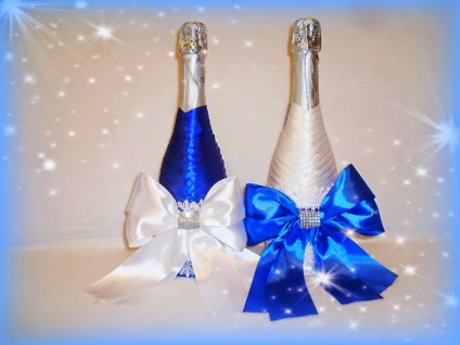 Decorare de nunta in culoarea albastra a sticlelor de sampanie pentru cuplul de nunta din categoria nuntii