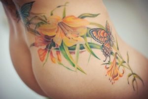 Tetoválás a nő és a nő hátán, jelentőségük, vázlatok, ötletek, 100 fotó,