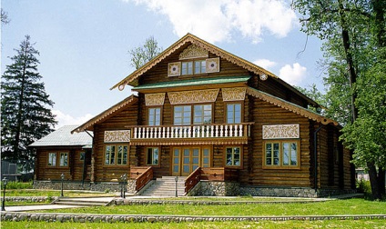 Casa de lemn caldă