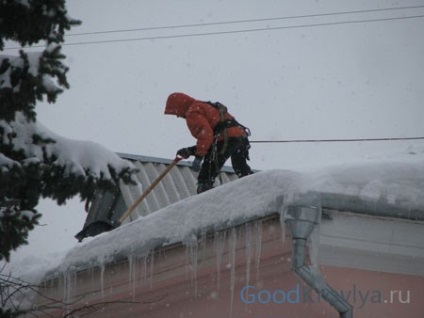 Îndepărtarea zăpezii de pe acoperiș este o nevoie urgentă de siguranță