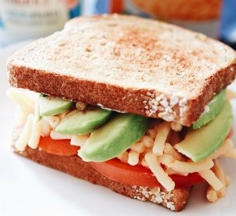 Învățați să preparați sandwich-uri dietetice cu piept de pui, brânză de vaci, pâine și alte opțiuni