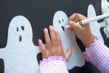 Decoratiuni de Halloween cu mainile lor