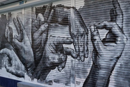 Artist de pe stradă pictat graffiti pentru surzi la un chioșc - Rospechat - într-un sat pionier