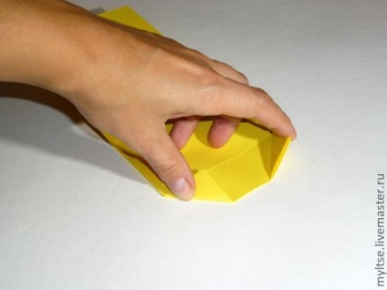 Împachetarea de cadouri cu propriile clase de masterat de mâini pe lucrul cu pânză și hârtie