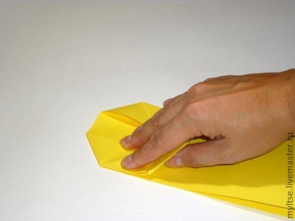 Împachetarea de cadouri cu propriile clase de masterat de mâini pe lucrul cu pânză și hârtie