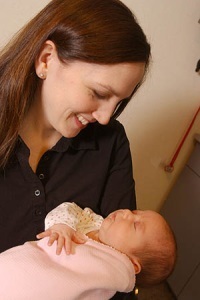 Grijă pentru îngrijirea corectă a băiatului nou-născut pentru sănătatea fiului său
