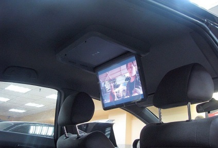 Selectarea și instalarea unui monitor de plafon auto