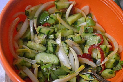 Salată de castravete orientală cu turmeric pentru iarnă