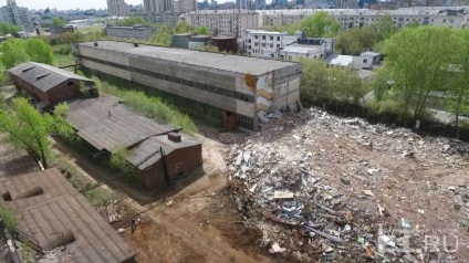 În centrul orașului Ekaterinburg, magazinele din Uraltransmash sunt demolate, unde tancurile au făcut război