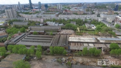 În centrul orașului Ekaterinburg, magazinele din Uraltransmash sunt demolate, unde tancurile au făcut război