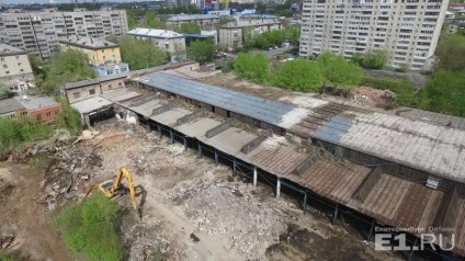 În centrul orașului Ekaterinburg, magazinele din Uraltransmash sunt demolate, unde tancurile au făcut război