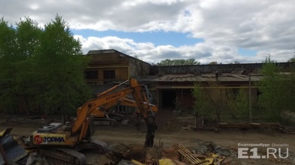 În centrul orașului Ekaterinburg, magazinele din Uraltransmash sunt demolate, unde tancurile au făcut război
