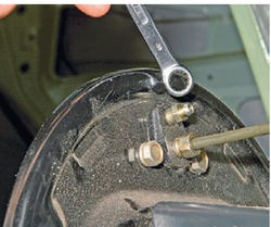 Înlocuirea cilindrului de roată al mecanismului de frânare al roții din spate a tămâiei