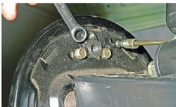 Înlocuirea cilindrului de roată al mecanismului de frânare al roții din spate a tămâiei