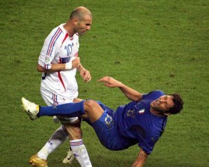 Zinedine Zidane a lovit capul Materazzi, știri