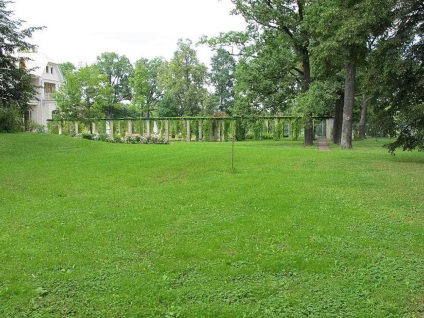 Palatul fermei în parc Alexandria (Peterhof)