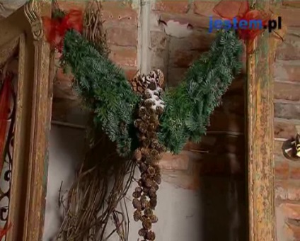 Garland de ramuri de conifere și conuri