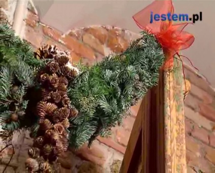 Garland de ramuri de conifere și conuri