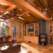 Interiorul casei de la un design elegant de bar de case de lemn de țară