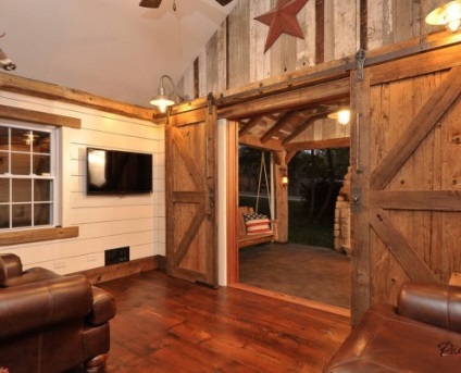Interiorul casei de la un design elegant de bar de case de lemn de țară